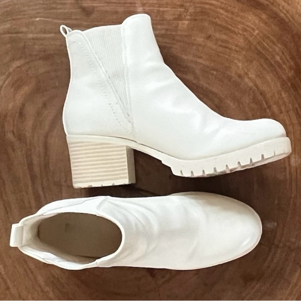 Mia 2in Tall Bone Colored Boots SZ 8.5